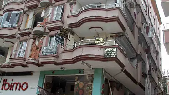 60 kişiyi kurtardı, düşen duvarın altında kalarak hayatını kaybetti