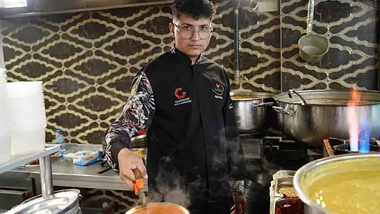 60 yıllık usta 10 torunuyla binlerce kişiyi ağırlıyor
