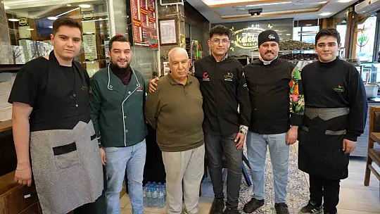 60 yıllık usta 10 torunuyla binlerce kişiyi ağırlıyor