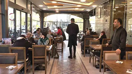 60 yıllık usta 10 torunuyla binlerce kişiyi ağırlıyor