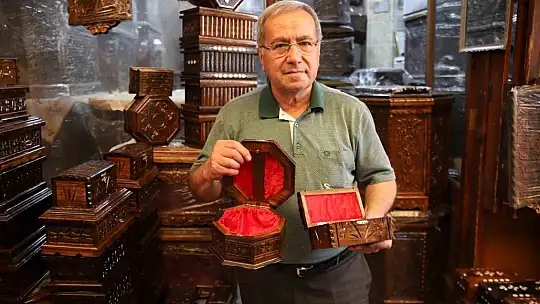 65 yıldır genç kızların çeyizlik sandıklarını yapıyor