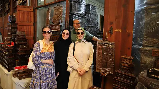 65 yıldır genç kızların çeyizlik sandıklarını yapıyor