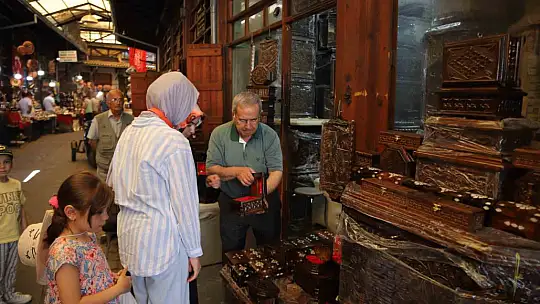 65 yıldır genç kızların çeyizlik sandıklarını yapıyor
