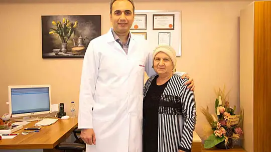 67 yaşında gözlüklerinden kurtuldu