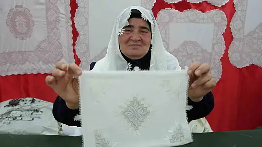 7 yaşında başladığı nakış işini 43 yıldır severek sürdürüyor
