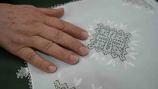 7 yaşında başladığı nakış işini 43 yıldır severek sürdürüyor