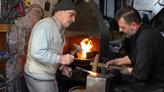 70 yıllık demirci ustası zamana ve teknolojiye direniyor