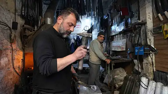 70 yıllık demirci ustası zamana ve teknolojiye direniyor