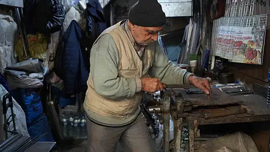 70 yıllık demirci ustası zamana ve teknolojiye direniyor