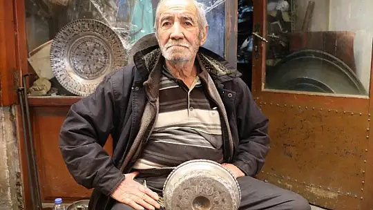 73 yıldır ekmeğini bakırdan çıkarıyor