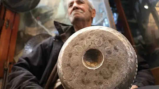 73 yıldır ekmeğini bakırdan çıkarıyor