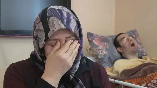 8 yıldır gözlerini kırpamıyor, adeta kan ağlıyor