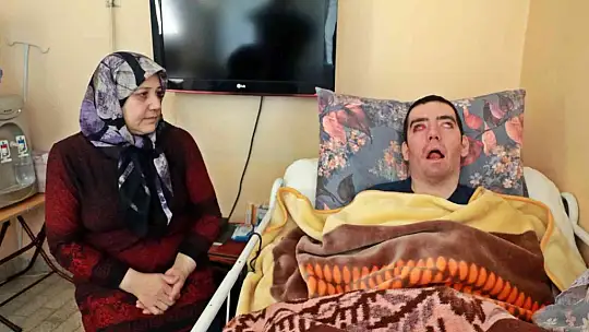 8 yıldır gözlerini kırpamıyor, adeta kan ağlıyor