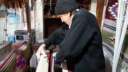 81 yaşındaki kilimci, 3 metrekarelik dükkanında teknolojiye direniyor