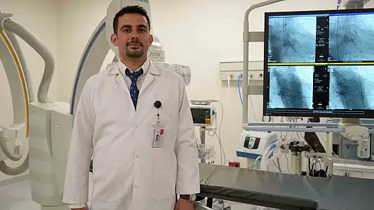 84 yaşındaki hastanın ameliyatsız yöntemle kalp kapağı değişti