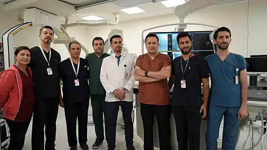 84 yaşındaki hastanın ameliyatsız yöntemle kalp kapağı değişti
