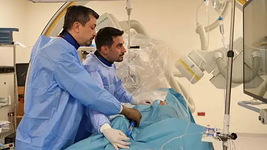 84 yaşındaki hastanın ameliyatsız yöntemle kalp kapağı değişti