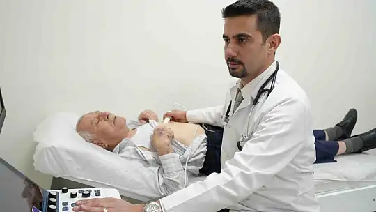 84 yaşındaki hastanın ameliyatsız yöntemle kalp kapağı değişti