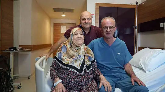 85 yaşındaki kadının rahminden 25 santimlik kitle çıkartıldı