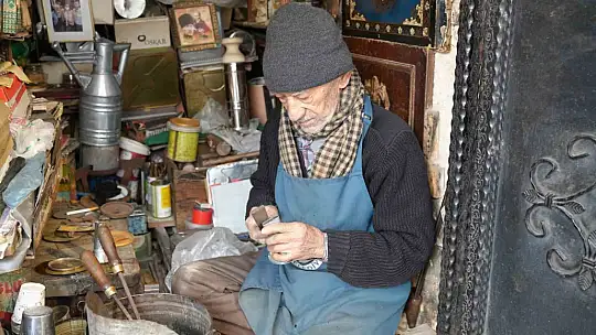 85 yaşındaki usta, 65 yıldır işini aşkla yapıyor