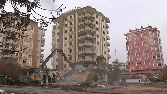 9 katlı Güneş Apartmanı saniyeler içerisinde yıkıldı