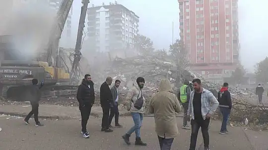 9 katlı Güneş Apartmanı saniyeler içerisinde yıkıldı