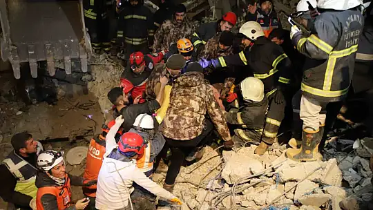 94 saat sonra enkaz altından yürüyerek çıktı, enkaz altında yakınlarını bekleyenlere umut oldu