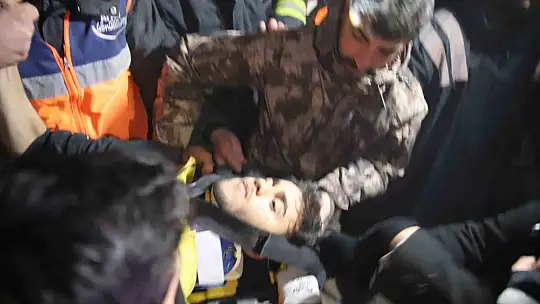 94 saat sonra enkaz altından yürüyerek çıktı, enkaz altında yakınlarını bekleyenlere umut oldu