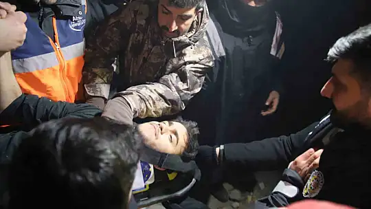 94 saat sonra enkaz altından yürüyerek çıktı, enkaz altında yakınlarını bekleyenlere umut oldu