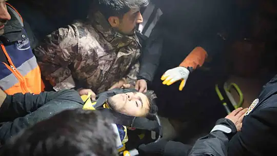 94 saat sonra enkaz altından yürüyerek çıktı, enkaz altında yakınlarını bekleyenlere umut oldu