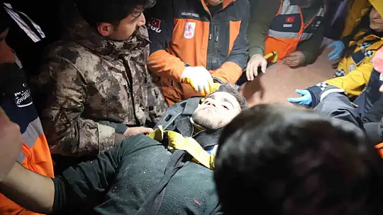 94 saat sonra enkaz altından yürüyerek çıktı, enkaz altında yakınlarını bekleyenlere umut oldu