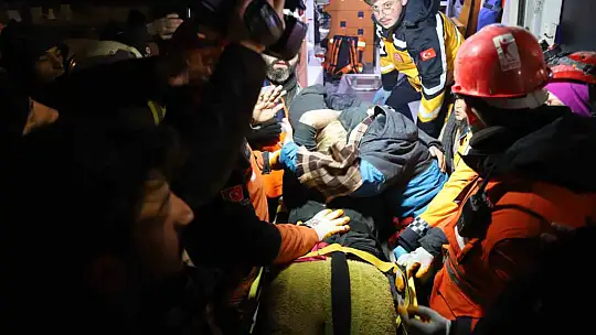 94 saat sonra enkaz altından yürüyerek çıktı, enkaz altında yakınlarını bekleyenlere umut oldu