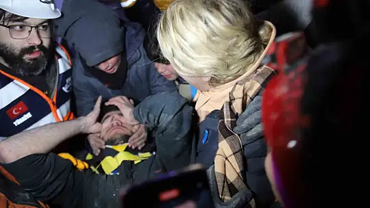 94 saat sonra enkaz altından yürüyerek çıktı, enkaz altında yakınlarını bekleyenlere umut oldu