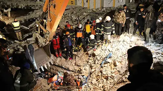 94 saat sonra enkaz altından yürüyerek çıktı, enkaz altında yakınlarını bekleyenlere umut oldu