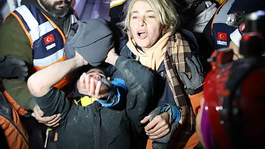 94 saat sonra enkaz altından yürüyerek çıktı, enkaz altında yakınlarını bekleyenlere umut oldu