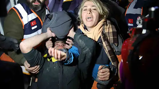 94 saat sonra enkaz altından yürüyerek çıktı, enkaz altında yakınlarını bekleyenlere umut oldu