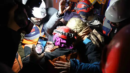 94 saat sonra enkaz altından yürüyerek çıktı, enkaz altında yakınlarını bekleyenlere umut oldu