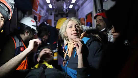 94 saat sonra enkaz altından yürüyerek çıktı, enkaz altında yakınlarını bekleyenlere umut oldu