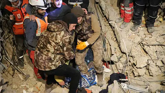 94 saat sonra enkaz altından yürüyerek çıktı, enkaz altında yakınlarını bekleyenlere umut oldu