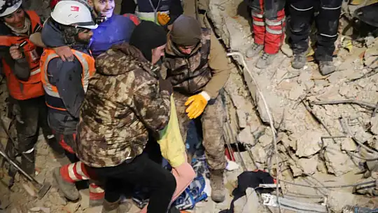 94 saat sonra enkaz altından yürüyerek çıktı, enkaz altında yakınlarını bekleyenlere umut oldu