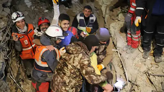 94 saat sonra enkaz altından yürüyerek çıktı, enkaz altında yakınlarını bekleyenlere umut oldu