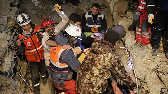 94 saat sonra enkaz altından yürüyerek çıktı, enkaz altında yakınlarını bekleyenlere umut oldu