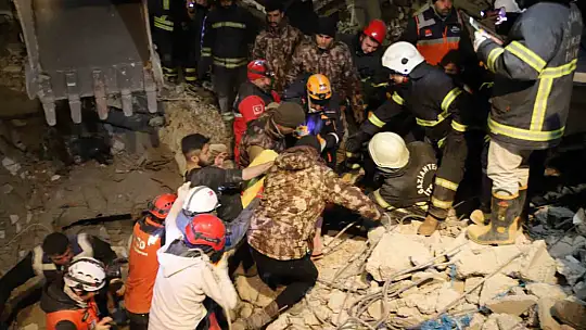 94 saat sonra enkaz altından yürüyerek çıktı, enkaz altında yakınlarını bekleyenlere umut oldu
