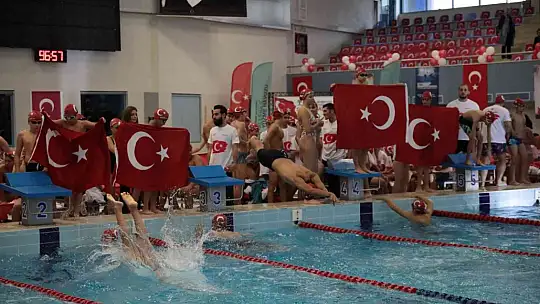 99 dakika boyunca durmadan kulaç attılar