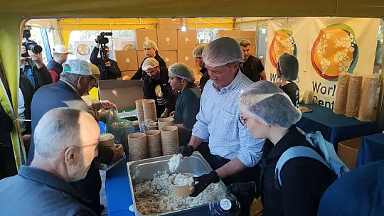 ABD Büyükelçisi Flake, İslahiye'de depremzedelerle iftar yaptı
