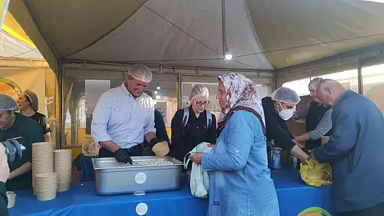 ABD Büyükelçisi Flake, İslahiye'de depremzedelerle iftar yaptı
