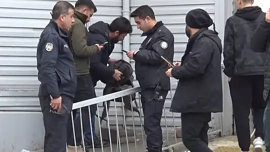 Acil girişine bırakılan çanta bomba paniğine yol açtı