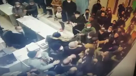 Acil Servis'te hasta yakınlarından sağlık görevlilerine yumruklu saldırı