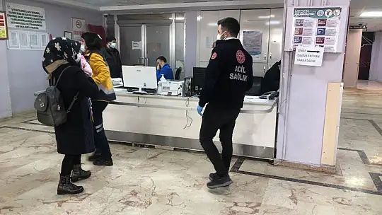 Acil Servis'te hasta yakınlarından sağlık görevlilerine yumruklu saldırı