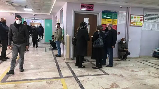 Acil Servis'te hasta yakınlarından sağlık görevlilerine yumruklu saldırı